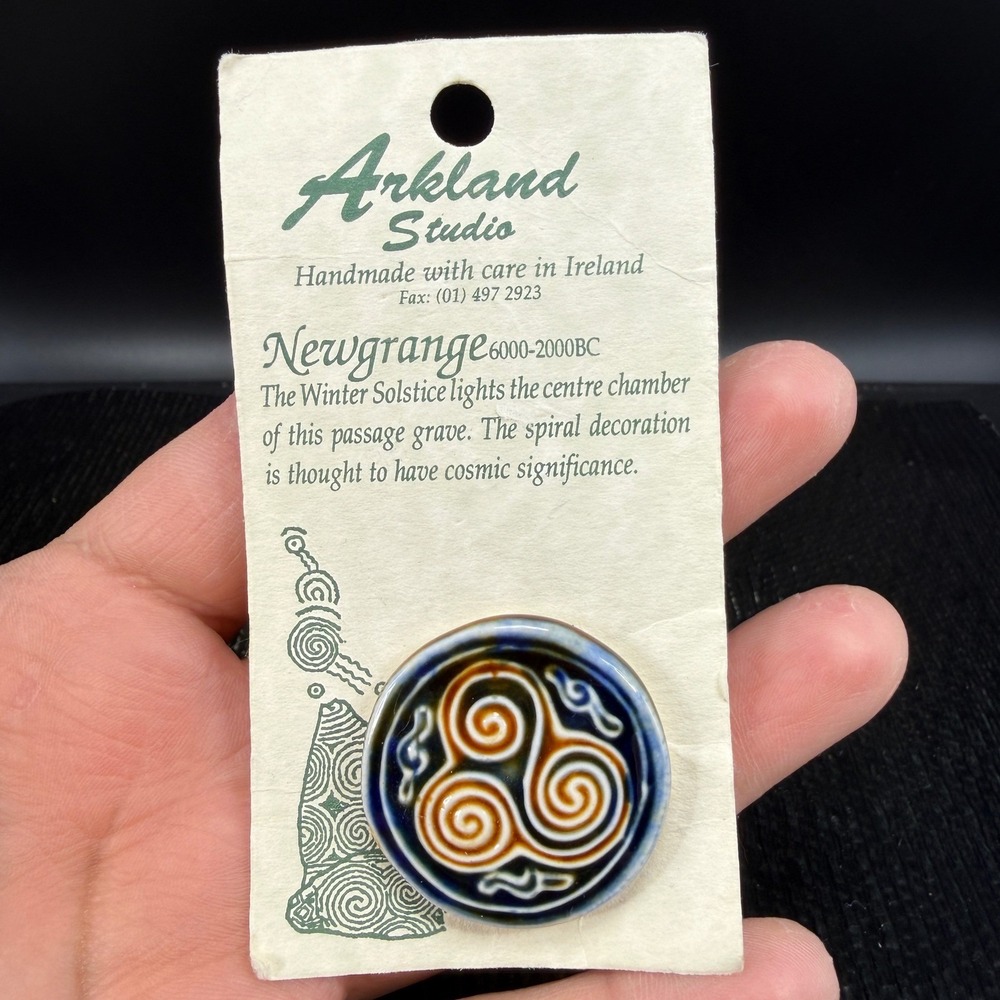 Arkland Studio Newgrange Ceramic Brooch Ireland Celtic Triple Spiral Pin NEW - Picture 5 of 7
